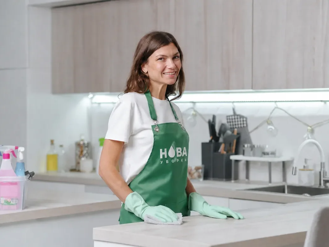 Срочная уборка квартиры в Омске — клинер НОВА за работой